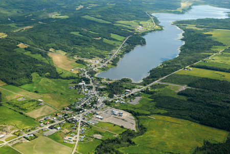 Village_de_Lac-des-Aigles_vue_aérienne.jpg